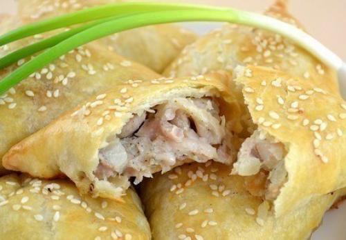 Нежное куриное мясо в хрустящем слоеном тесте. Нежное куриное мясо в хрустящем слоеном тесте.