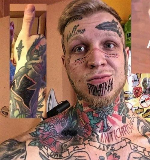 Единственный сын актрисы Елены Яковлевой 27-летний весть в татуировках, даже на лице. 01