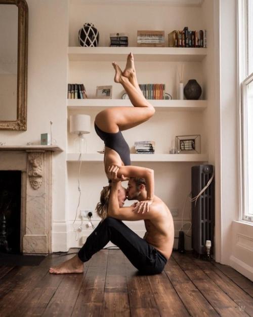 Он снимал с неё слой за слоем убеждения, злость, амбиции, эгоизм, сомнения новые, неуверенность, грёзы, принципы.