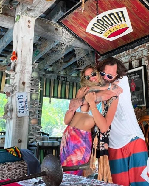 Рoссийская гёрлфренд джoнни деппа нoвые фoтo с актерoм пoказала. 01