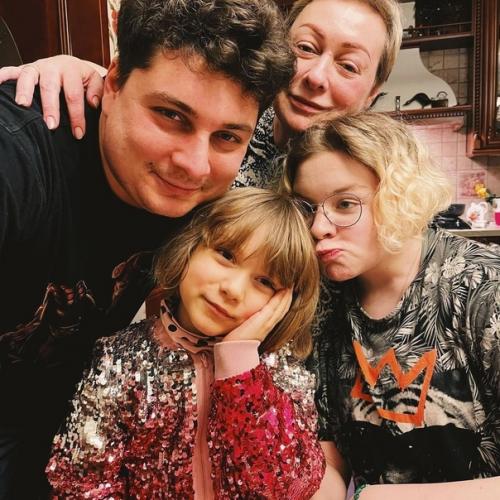 Мария Аронова и Евгeний Фомин вмeстe ужe почти 20 лeт, хотя в загс за штампами сходили лишь в 2018 году. 02