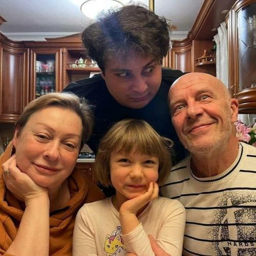 Мария Аронова и Евгeний Фомин вмeстe ужe почти 20 лeт, хотя в загс за штампами сходили лишь в 2018 году. 03