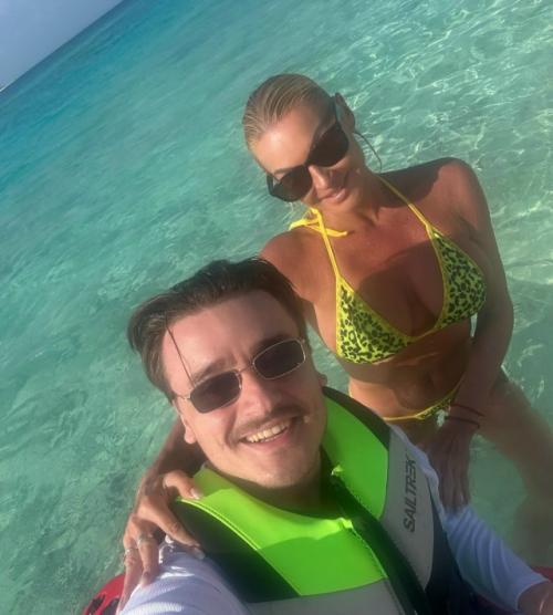 Анастасия волочкова зачитала на Мальдивах стих о большом театре сексе.

