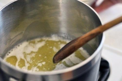 Соус Бешамель.   Во Франции бешамель - один из четырех основных соусов, которые называют материнскими; от них происходят все остальные соусы. 03