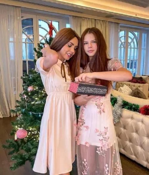 Дочь максим решила примерить на себе мамино платье. 01