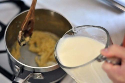 Соус Бешамель.   Во Франции бешамель - один из четырех основных соусов, которые называют материнскими; от них происходят все остальные соусы. 06