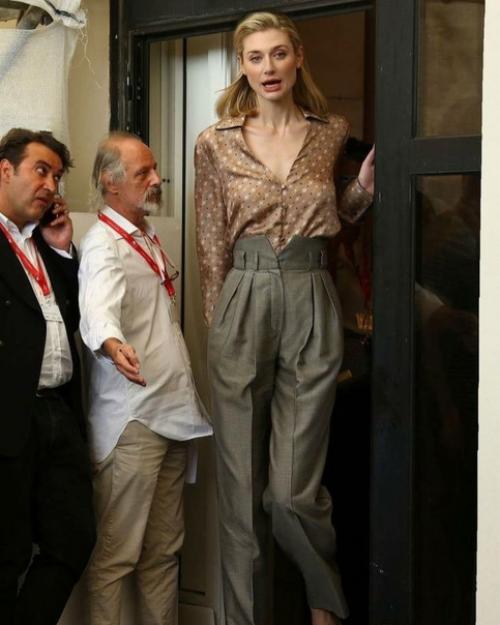 Элизабет дебики - актриса, рост которой составляет 190 см. 04