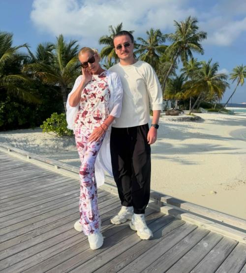 Анастасия волочкова зачитала на Мальдивах стих о большом театре сексе. 02