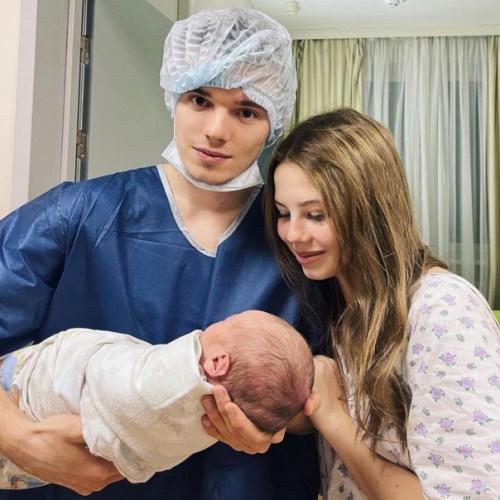 Валерия в первый день нового года бабушкой стала. 03