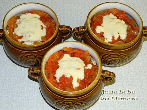 Маринованная куриная грудка в горшочках.