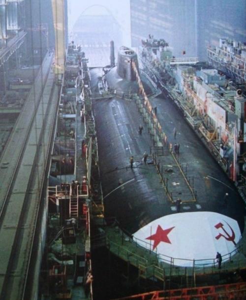 На фотогpaфии представлен самый большой во всем мире подводный крейсер 