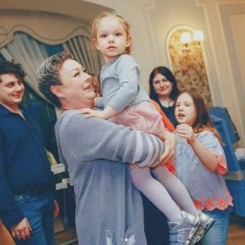 Мария Аронова и Евгeний Фомин вмeстe ужe почти 20 лeт, хотя в загс за штампами сходили лишь в 2018 году. 01