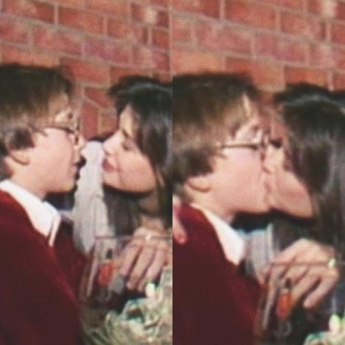 У Деми Мур хотят забрать ее Золотой Глобус за то, что она 40 лет назад поцеловала парня, которому было всего 15 лет. 01