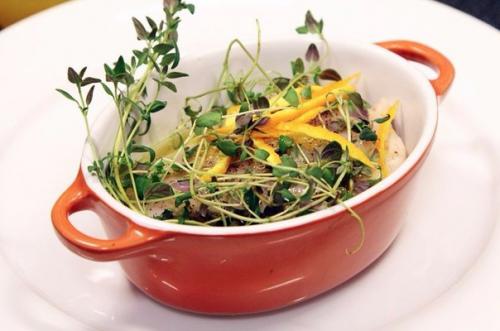 Мы рекомендуем сервировать со свежей руколой - вообще универсальная травка. 04