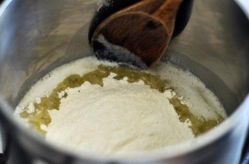 Соус Бешамель.   Во Франции бешамель - один из четырех основных соусов, которые называют материнскими; от них происходят все остальные соусы. 04