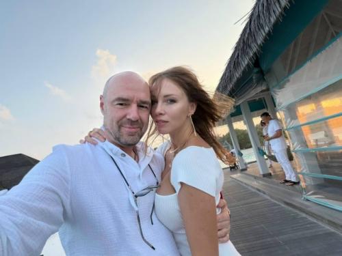 Полина Диброва открыто намекает товстику на желание вступить в брак и уже называет его своим мужем. 02