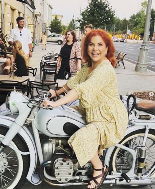 Марина федункив, актриса с отличным чувством юмора, впервые стала мамой в 53 года. 04