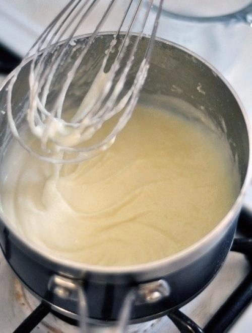 Соус Бешамель.   Во Франции бешамель - один из четырех основных соусов, которые называют материнскими; от них происходят все остальные соусы. 08