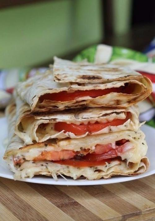 Пицца маргарита в лаваше. Пицца маргарита в лаваше.