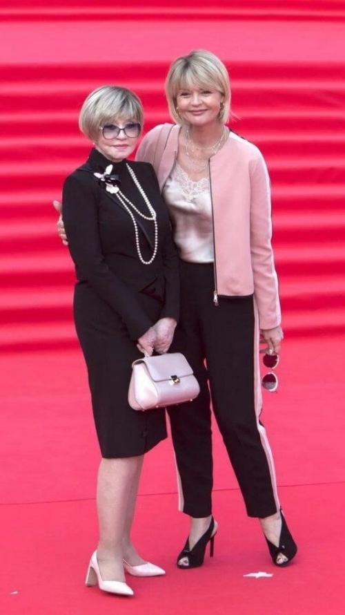 Недавно потерявшая мать Юлия Меньшова поделилась своими мыслями о прошедшем году. 01