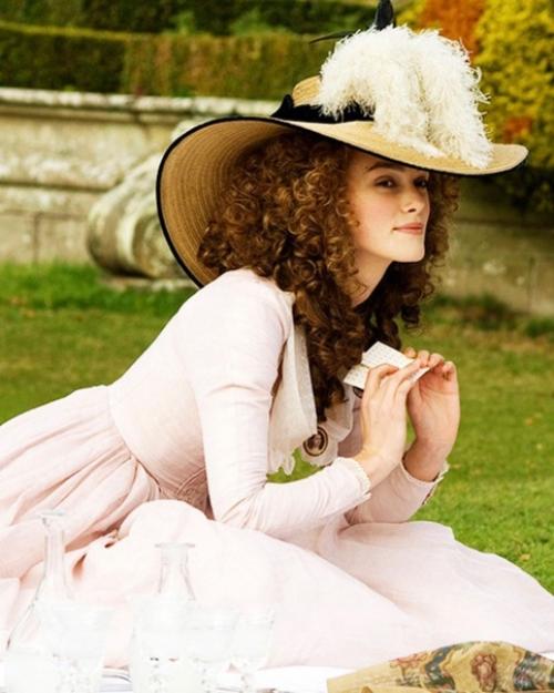 Немного истории.  Фильм Герцогиня рассказывает о жизни знаменитой красавицы Xviii века джорджианы кавендиш, герцогини девонширскои. 01