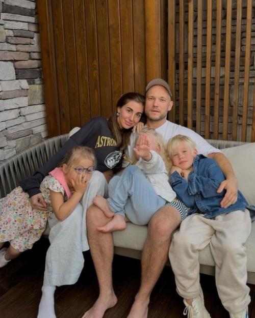 Звезда Реальных Пацанов Вован Селиванов и блогер Александра Калмыкова подтвердили, что скоро станут родителями. 01