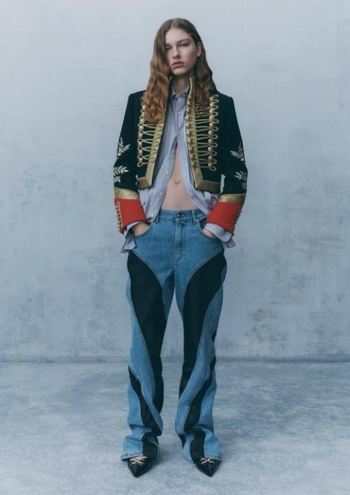 Помню, как вставала ни свет ни заря, чтобы приехать к H&M к самому открытию во время дропа коллабораций с именитыми дизайнерами. 01