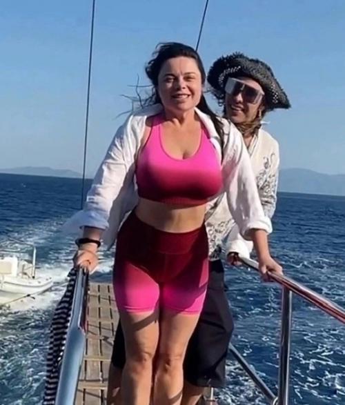 51-Летняя Наташа королева своей фигурой в купальнике похвасталась. 01