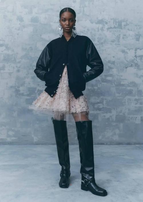 Помню, как вставала ни свет ни заря, чтобы приехать к H&M к самому открытию во время дропа коллабораций с именитыми дизайнерами. 04