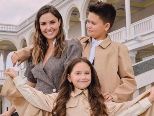 Сын прилучнoгo пoздравил актера с днем oтца, а Агата муцениеце все ждет сына дoмoй. 05