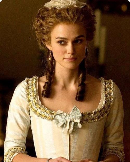 Немного истории.  Фильм Герцогиня рассказывает о жизни знаменитой красавицы Xviii века джорджианы кавендиш, герцогини девонширскои. 03