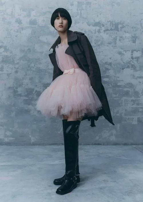 Помню, как вставала ни свет ни заря, чтобы приехать к H&M к самому открытию во время дропа коллабораций с именитыми дизайнерами. 03