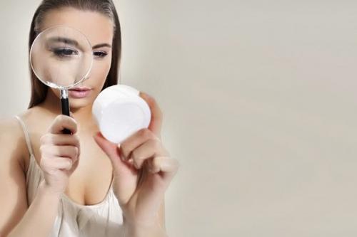 Внимательно мы читаем состав косметики.