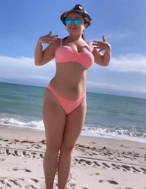 51-Летняя Наташа королева своей фигурой в купальнике похвасталась. 02