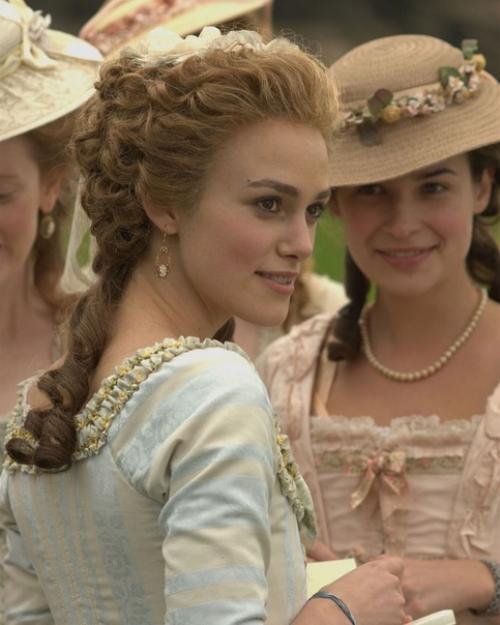 Немного истории.  Фильм Герцогиня рассказывает о жизни знаменитой красавицы Xviii века джорджианы кавендиш, герцогини девонширскои. 04