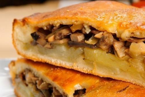 Слоёный пирог с грибами и картофелем.