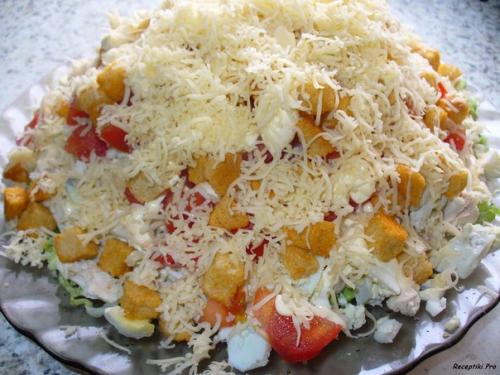 Салат с курицей, сыром и сухариками. Салат с курицей, сыром и сухариками.