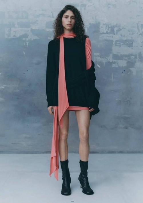 Помню, как вставала ни свет ни заря, чтобы приехать к H&M к самому открытию во время дропа коллабораций с именитыми дизайнерами. 05