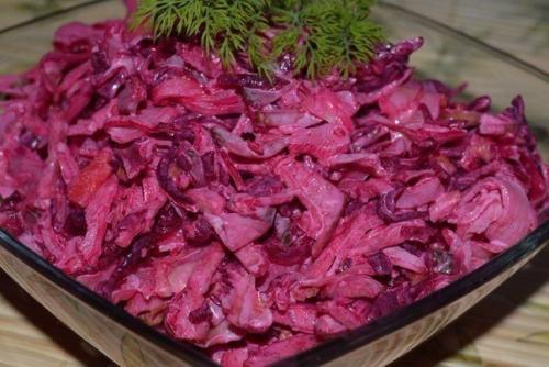 Салатик Любительский.  Капуста квашеная 200 г отжать сок, выложить в салатник.