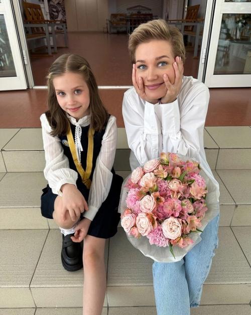 Кристина асмус высмеивает поведение Гарика Харламова, связанное с выпускным их дочери. 01