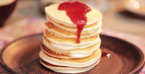 Панкейки.  Ингредиенты:  Молоко - 200 миллилитров.