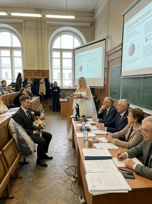В Петербурге студентка Екатерина чумикова пришла на защиту диплома в свадебном платье: сразу после гэк ей нужно было успеть на регистрацию брака. 01