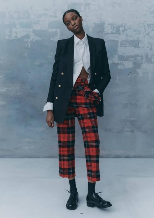 Помню, как вставала ни свет ни заря, чтобы приехать к H&M к самому открытию во время дропа коллабораций с именитыми дизайнерами. 02