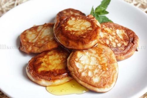 Сырники из творога с бананом.