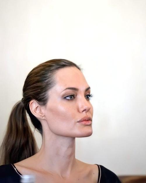 Такая простая, с легким макияжем, в обычной одежде! 01