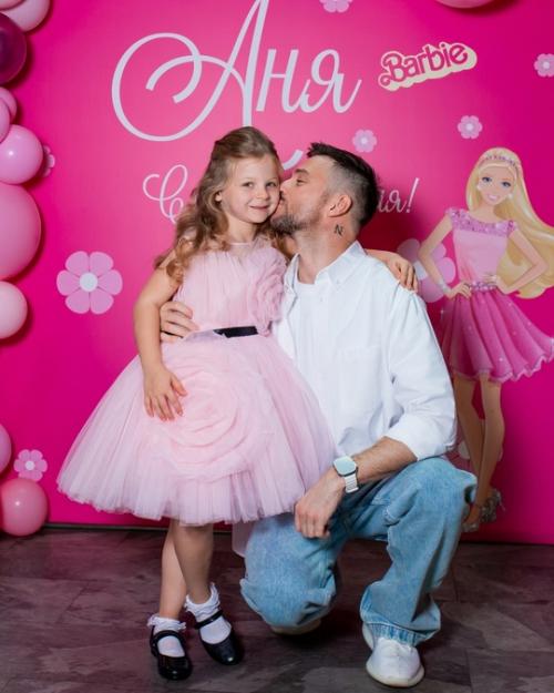 6-Летняя дочь сергея Лазарева решила сделать себе первый макияж. 05