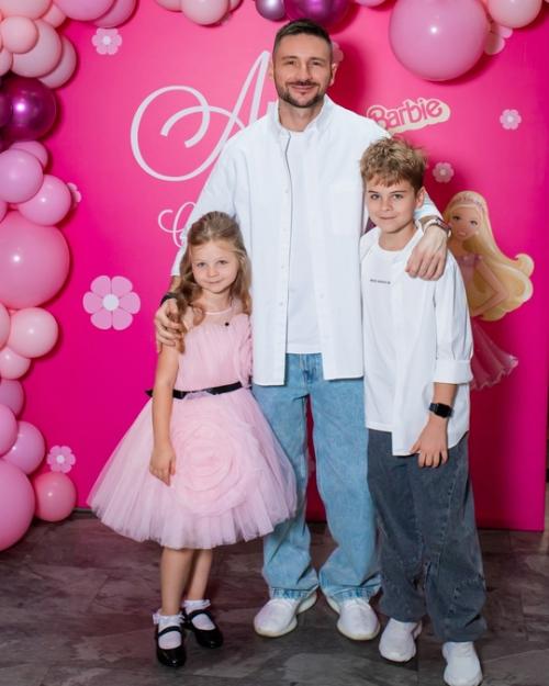 6-Летняя дочь сергея Лазарева решила сделать себе первый макияж. 06