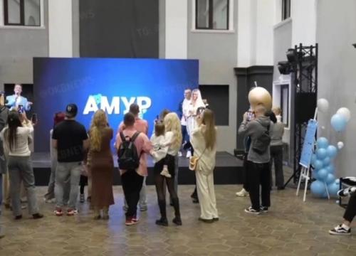 Катя Шкуро и Дима козлов решили назвать своего новорожденного сына амуром, и в честь этого события они даже устроили торжественное мероприятие. 01