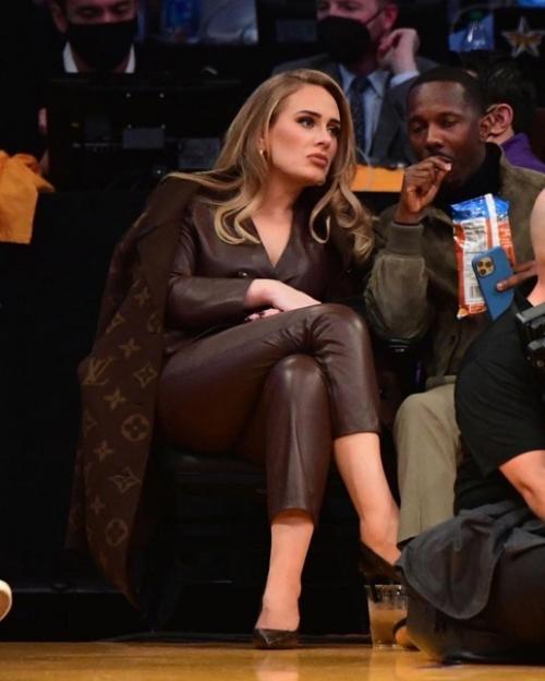 Уделите минуты своего внимания и полюбуйтесь шикарными волосами Адель. 04