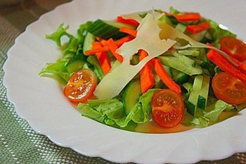 Овощной салат с креветками. 04